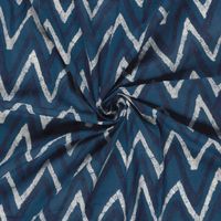 Luftiger Voile Stoff mit abstraktem ZickZack-Muster für Sommerkleidung und DIY-Projekte mittig gedreht