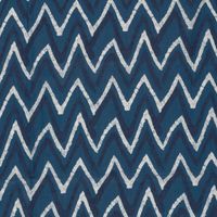 94876-Baumwollstoff-Voile-Sommerdruck-ZickZack-Indigioblau-1-40m-Breite-26319-006-2.jpg Baumwollstoff Meterware mit modernem grafischem ZickZack-Design in Blau und Weiß glatt ausgelegt