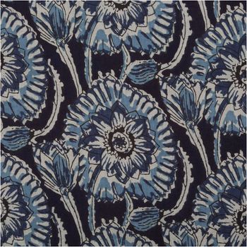Baumwoll-Voile, 1,40 m breit, in Indigoblau mit großflächigem Blumenmuster aus detailreichen Lotusblüten und Knospen in Hellblau und Weiß im Batik-Look – ausdrucksstark und sommerlich-elegant - Nahaufnahme