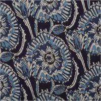 94877-Baumwollstoff-Voile-Sommerdruck-Blumen-Indigioblau-1-40m-Breite-IMG-5122.jpg Baumwoll-Voile, 1,40 m breit, in Indigoblau mit großflächigem Blumenmuster aus detailreichen Lotusblüten und Knospen in Hellblau und Weiß im Batik-Look – ausdrucksstark und sommerlich-elegant - Nahaufnahme