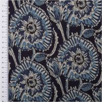 94877-Baumwollstoff-Voile-Sommerdruck-Blumen-Indigioblau-1-40m-Breite-IMG-5123.jpg Baumwoll-Voile, 1,40 m breit, in Indigoblau mit großflächigem Blumenmuster aus detailreichen Lotusblüten und Knospen in Hellblau und Weiß im Batik-Look – ausdrucksstark und sommerlich-elegant - mit Massband
