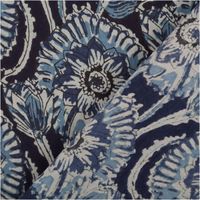 94877-Baumwollstoff-Voile-Sommerdruck-Blumen-Indigioblau-1-40m-Breite-IMG-5125.jpg Baumwoll-Voile, 1,40 m breit, in Indigoblau mit großflächigem Blumenmuster aus detailreichen Lotusblüten und Knospen in Hellblau und Weiß im Batik-Look – ausdrucksstark und sommerlich-elegant - mit Rueckseite