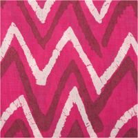 94878-Baumwollstoff-Voile-Sommerdruck-ZickZack-Pink-1-40m-Breite-IMG-5115.jpg Baumwoll-Voile, 1,40 m breit, in kräftigem Pink mit großflächigem Zickzack-Muster in Weiß und Dunkelbeere im Batik-Look – leicht, luftig und ausdrucksstark für sommerliche Kreationen - Nahaufnahme
