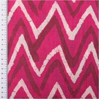 94878-Baumwollstoff-Voile-Sommerdruck-ZickZack-Pink-1-40m-Breite-IMG-5116.jpg Baumwoll-Voile, 1,40 m breit, in kräftigem Pink mit großflächigem Zickzack-Muster in Weiß und Dunkelbeere im Batik-Look – leicht, luftig und ausdrucksstark für sommerliche Kreationen - mit Massband