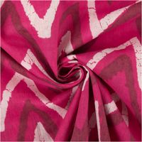 94878-Baumwollstoff-Voile-Sommerdruck-ZickZack-Pink-1-40m-Breite-IMG-5117.jpg Baumwoll-Voile, 1,40 m breit, in kräftigem Pink mit großflächigem Zickzack-Muster in Weiß und Dunkelbeere im Batik-Look – leicht, luftig und ausdrucksstark für sommerliche Kreationen - kunstvoll eingedreht in Falten