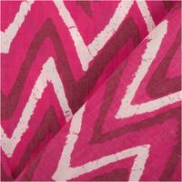 94878-Baumwollstoff-Voile-Sommerdruck-ZickZack-Pink-1-40m-Breite-IMG-5118.jpg Baumwoll-Voile, 1,40 m breit, in kräftigem Pink mit großflächigem Zickzack-Muster in Weiß und Dunkelbeere im Batik-Look – leicht, luftig und ausdrucksstark für sommerliche Kreationen - mit Rueckseite