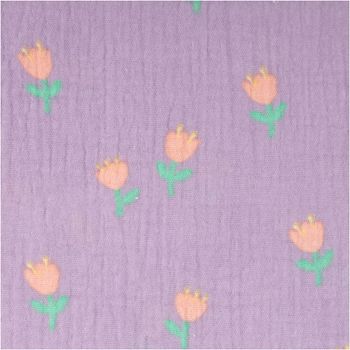 Musselin-Baumwollstoff, 1,50 m breit, in Lila mit locker verteilten kleinen Tulpen in Peach-Orange mit gelben Spitzen und grünen Stielen – zart, luftig und charmant für Kindermode oder Sommertextilien - Nahaufnahme