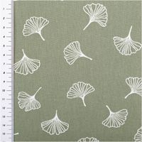 Baumwoll-Popeline, 1,45 m breit, in Salbeigrün mit locker verteilten weißen Ginkgo-Blättern als feine Linienzeichnung – botanisch, zeitlos und vielseitig für Mode oder Wohntextilien - mit Massband