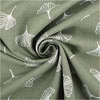 Baumwoll-Popeline, 1,45 m breit, in Salbeigrün mit locker verteilten weißen Ginkgo-Blättern als feine Linienzeichnung – botanisch, zeitlos und vielseitig für Mode oder Wohntextilien - kunstvoll eingedreht in Falten