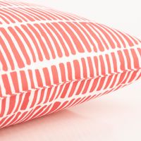 Outdoor Kissen Bliss weiß pink Nahaufnahme eines Kissens mit rotem und weißem grafischen Muster
