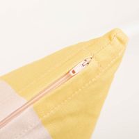Nahaufnahme eines gelben Stoffkissens mit Reißverschluss