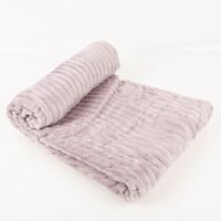 Kuscheldecke Plüsch Breitcord Streifen lila 150x200cm Teilweise ausgerollte Plüschdecke in Lila mit weicher Breitcord-Oberfläche, Größe 150 x 200 cm.