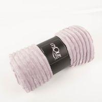Kuscheldecke Plüsch Breitcord Streifen lila 150x200cm Gerollte Kuscheldecke aus lila Plüsch mit Breitcord-Streifen und Produktbanderole.
