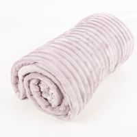 Kuscheldecke Plüsch Breitcord Streifen lila 150x200cm Aufgerollte Kuscheldecke aus lila Plüsch mit breiten Cordrippen auf weißem Hintergrund.