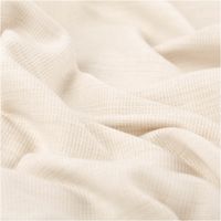 Gardinenstoff Leinenoptik Zabo mit Bleiband uni heller Naturton 300cm Breite Detailaufnahme des beigen Stoffes mit feiner Webstruktur, zeigt weichen Faltenwurf und Textur.
