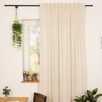 Gardine Vorhang Leinenoptik Zabo helles Natur mit Smok-Schlaufenband in 245cm oder Wunschlänge von SCHÖNER LEBEN Weißer Vorhang in hellem Raum, an schwarzer Stange hängend, neben Fenster mit Pflanzen.