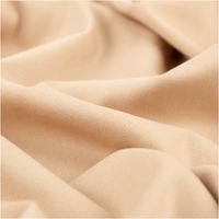 Viskosejersey mit Stretch in warmem Sandbeige – uni, weich fallend und angenehm elastisch. Als Rolle aufgewickelt präsentiert. Breite: 1,40 m. Ideal für Kleider, Tops und Jerseymode - stilvoll drapiert