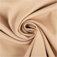 Viskosejersey mit Stretch in warmem Sandbeige – uni, weich fallend und angenehm elastisch. Als Rolle aufgewickelt präsentiert. Breite: 1,40 m. Ideal für Kleider, Tops und Jerseymode - kunstvoll eingedreht in Falten