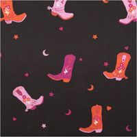 94932-Baumwollstoff-Popeline-Cowboy-Boots-schwarz-pink-1-48m-Breite-IMG-5751.jpg Baumwollpopeline mit bunten Cowboy-Boots in Pink, Lila und Orange auf schwarzem Grund – mit Sternen, Monden und Herzen. Verspielt und ausdrucksstark. Breite: 1,48 m - Nahaufnahme
