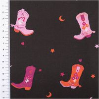 94932-Baumwollstoff-Popeline-Cowboy-Boots-schwarz-pink-1-48m-Breite-IMG-5752.jpg Baumwollpopeline mit bunten Cowboy-Boots in Pink, Lila und Orange auf schwarzem Grund – mit Sternen, Monden und Herzen. Verspielt und ausdrucksstark. Breite: 1,48 m - mit Massband