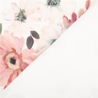 Tischdeckenstoff abwaschbar Blumen weiß rosa wasserabweisend 1,48m Breite Baumwollstoff mit zartem Blumenmotiv, teilweise gefaltet, zeigt Vorder- und Rueckseite in Pastelltoenen.