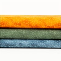 Baumwollpopeline mit hellblauen Kreisringen auf petrolblauem Vintage-Washed-Untergrund – markant changierende Blautöne, weich und leicht. Breite: 1,40 m. Ideal für Näh- und Quiltprojekte - in Szene gesetzt