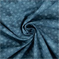 94951-Baumwollstoff-Popeline-Stoff-Kreise-Serie-Vintage-Washed-Petrolblau-1-40m-Breite-IMG-5610.jpg Baumwollpopeline mit hellblauen Kreisringen auf petrolblauem Vintage-Washed-Untergrund – markant changierende Blautöne, weich und leicht. Breite: 1,40 m. Ideal für Näh- und Quiltprojekte - kunstvoll eingedreht in Falten