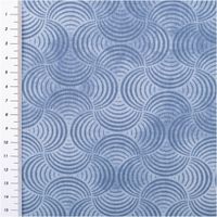 Baumwollpopeline mit ineinandergreifenden Bogenlinien-Kreisen auf hellblauem Vintage-Washed-Untergrund – grafisch und zeitlos, weich und leicht. Breite: 1,40 m. Ideal für Näh- und Quiltprojekte - mit Massband