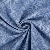 Baumwollpopeline mit ineinandergreifenden Bogenlinien-Kreisen auf hellblauem Vintage-Washed-Untergrund – grafisch und zeitlos, weich und leicht. Breite: 1,40 m. Ideal für Näh- und Quiltprojekte - kunstvoll eingedreht in Falten