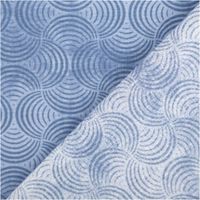 Baumwollpopeline mit ineinandergreifenden Bogenlinien-Kreisen auf hellblauem Vintage-Washed-Untergrund – grafisch und zeitlos, weich und leicht. Breite: 1,40 m. Ideal für Näh- und Quiltprojekte - mit Rueckseite