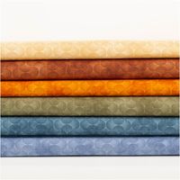 Baumwollpopeline mit ineinandergreifenden Bogenlinien-Kreisen auf petrolblauem Vintage-Washed-Untergrund – grafisch und ausdrucksstark, weich und leicht. Breite: 1,40 m. Ideal für Näh- und Quiltprojekte - in Szene gesetzt