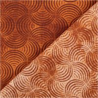 Baumwollpopeline mit ineinandergreifenden Bogenlinien-Kreisen auf braunem Vintage-Washed-Untergrund – warme Rost- und Schokoladentöne, grafisch und ausdrucksstark. Breite: 1,40 m. Ideal für Näh- und Quiltprojekte - mit Rueckseite