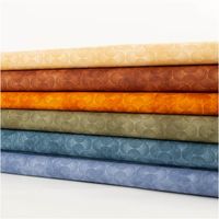 94959-Baumwollstoff-Popeline-Stoff-Bogen-Serie-Vintage-Washed-Braun-1-40m-Breite-IMG-5659.jpg Baumwollpopeline mit ineinandergreifenden Bogenlinien-Kreisen auf braunem Vintage-Washed-Untergrund – warme Rost- und Schokoladentöne, grafisch und ausdrucksstark. Breite: 1,40 m. Ideal für Näh- und Quiltprojekte - mit weiteren Stoffen praesentiert