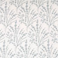 Baumwollpopeline mit zarten Konturzeichnungen von Lavendelähren, Gräsern und Knospen in Graublau auf wollweißem Grund – botanisch, minimalistisch und elegant. Breite: 1,45 m. Ideal für Kleider und Nähprojekte - Vollansicht