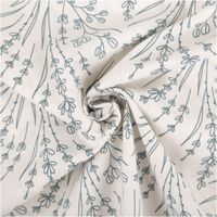 Baumwollpopeline mit zarten Konturzeichnungen von Lavendelähren, Gräsern und Knospen in Graublau auf wollweißem Grund – botanisch, minimalistisch und elegant. Breite: 1,45 m. Ideal für Kleider und Nähprojekte - kunstvoll eingedreht in Falten