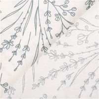 94978-Baumwollstoff-Popeline-Stoff-Blumen-Graeser-wollweiss-blau-1-45m-Breite-IMG-6157.jpg Baumwollpopeline mit zarten Konturzeichnungen von Lavendelähren, Gräsern und Knospen in Graublau auf wollweißem Grund – botanisch, minimalistisch und elegant. Breite: 1,45 m. Ideal für Kleider und Nähprojekte - mit Rueckseite