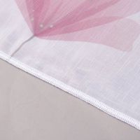 Saumkante des Gardinenstoffs Vision S mit rosa Blumenmotiv und transparenter Gewebestruktur