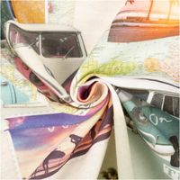 Baumwoll-Halbpanama mit sommerlichem Collage-Print: VW-Bullis, Surfboards, Flamingos, Palmen und Sprüche in Pastelltönen auf hellem Grund – urlaubsreif, nostalgisch und verspielt. Breite: 1,40 m - kunstvoll eingedreht in Falten