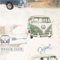 Baumwoll-Halbpanama mit fotorealistischen VW-Bullis in Grün und Blau, Vintage-Karten, Schriftzügen und „Beach Club"-Motiven auf beigem Grund – nostalgisch, detailreich und unverkennbar. Breite: 1,40 m - Nahaufnahme