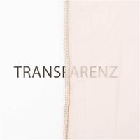 Gardinenstoff Soft Voile in zartem Beige – uni, transparent und weich fallend, als Rolle aufgewickelt präsentiert. Mit Bleiband. Höhe: 320 cm. Ideal für luftige, elegante Fensterdekoration - mit erkennbarer Transparenz