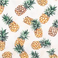 94999-Baumwollstoff-Popeline-Stoff-Ananas-ecru-gelb-gruen-1-40m-Breite-IMG-6173.jpg Baumwollpopeline mit fotorealistischen Ananas in sattem Gelb-Orange mit grünen Blätterkronen auf ecruem Grund – tropisch, frisch und sommerlich. Breite: 1,40 m. Ideal für Näh- und Sommerprojekte - Nahaufnahme