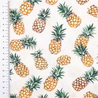 94999-Baumwollstoff-Popeline-Stoff-Ananas-ecru-gelb-gruen-1-40m-Breite-IMG-6174.jpg Baumwollpopeline mit fotorealistischen Ananas in sattem Gelb-Orange mit grünen Blätterkronen auf ecruem Grund – tropisch, frisch und sommerlich. Breite: 1,40 m. Ideal für Näh- und Sommerprojekte - mit Massband