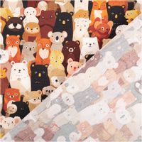 Baumwollpopeline mit einem dicht gepackten Allover-Print niedlicher Tiere – Bären, Koalas, Füchse und Igel in warmen Braun- und Erdtönen – detailreich und bezaubernd. Breite: 1,40 m. Ideal für Kinderprojekte - mit Rueckseite