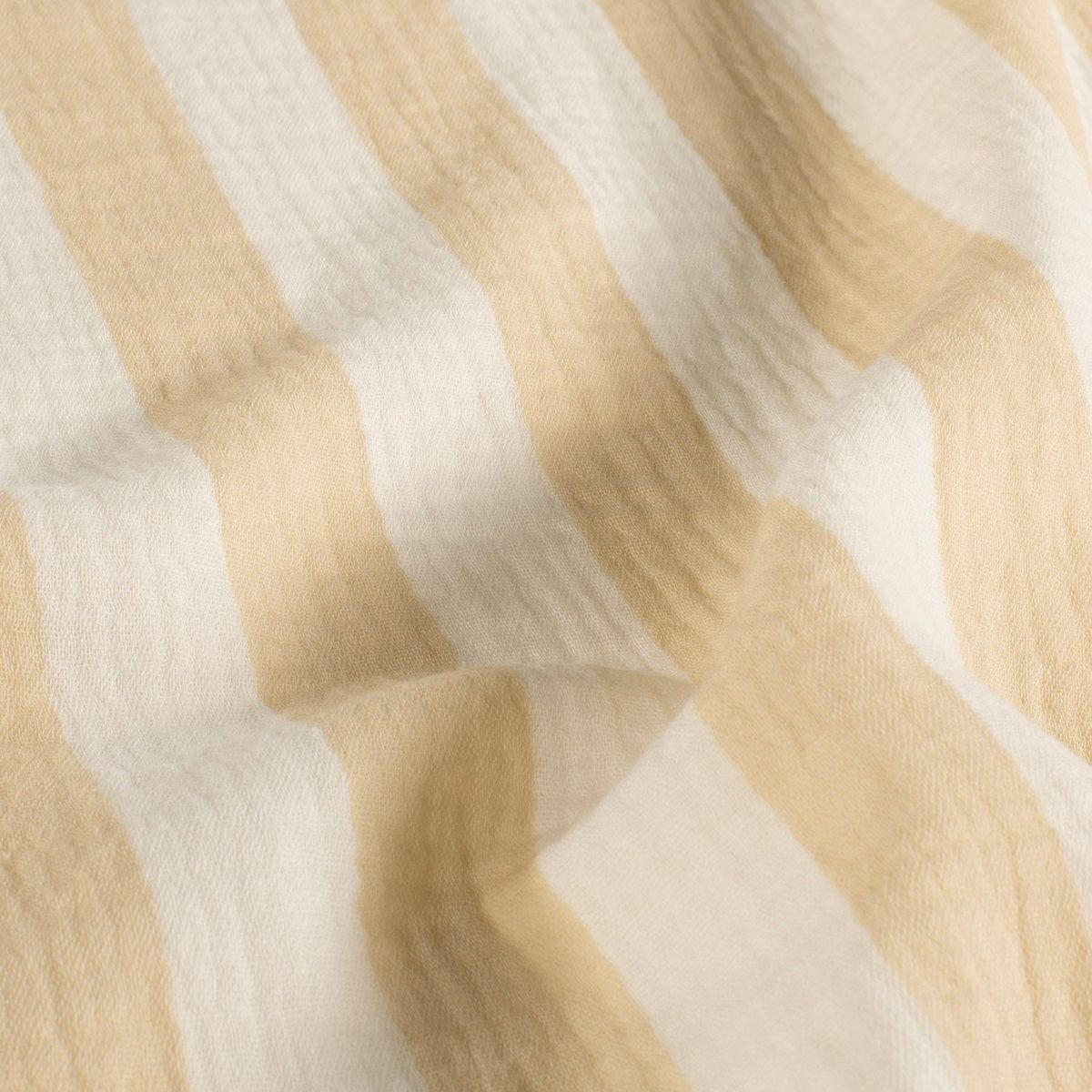 95007-Musselin-Stoff-Baumwollstoff-Streifen-beige-ecru-1-50m-Breite-25327-051-1.jpg Musselin Stoff mit breiten Streifen in Ziegel und Ecru aus weicher Baumwolle leicht gewellt drapiert