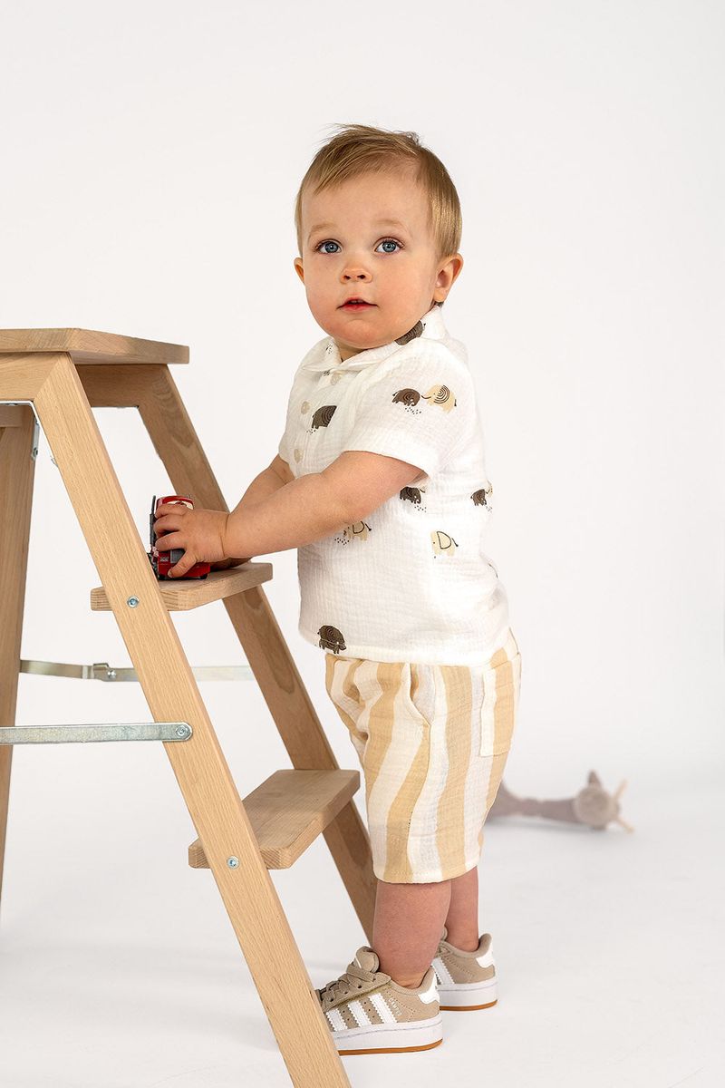 95007-Musselin-Stoff-Baumwollstoff-Streifen-beige-ecru-1-50m-Breite-25327-051-6.jpg Kleinkind mit Shorts aus Musselin Stoff mit breiten Streifen in Beige und Ecru