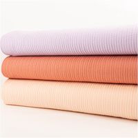 95023-Jersey-Stoff-Ripp-Jacquard-Baumwolle-Streifen-coral-1-35m-Breite-IMG-5955.jpg Ripp-Jacquard-Jersey aus Baumwolle mit feiner, geprägter Streifenstruktur in warmem Coral – weich, elastisch und mit angenehmer Oberflächentextur. Breite: 1,35 m. Ideal für Tops und Jerseymode - mit weiteren Stoffen praesentiert