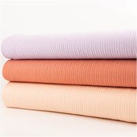 Ripp-Jacquard-Jersey aus Baumwolle mit feiner, geprägter Streifenstruktur in zartem Lila – weich, elastisch und mit angenehmer Oberflächentextur. Breite: 1,35 m. Ideal für Tops und Jerseymode - mit weiteren Stoffen praesentiert