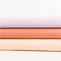 95025-Jersey-Stoff-Ripp-Jacquard-Baumwolle-Streifen-lila-1-35m-Breite-IMG-5931-1.jpg Ripp-Jacquard-Jersey aus Baumwolle mit feiner, geprägter Streifenstruktur in zartem Lila – weich, elastisch und mit angenehmer Oberflächentextur. Breite: 1,35 m. Ideal für Tops und Jerseymode - in Szene gesetzt