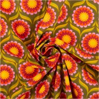 Baumwollperkal JoliJoli mit großen Retro-Blüten in Orange, Pink und Gelb auf olivgrünem Grund – grafisch, farbenprächtig und voller 70er-Jahre-Energie. Breite: 1,50 m. Ideal für Nähprojekte - kunstvoll eingedreht in Falten
