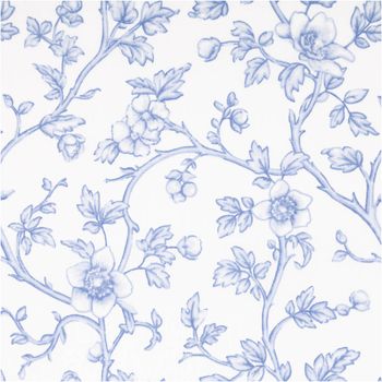 Baumwollperkal Elisabeth mit zarten Blumenranken, Blüten und Beeren in Blau auf weißem Grund – romantisch, zeitlos und im klassischen Toile-Stil. Breite: 1,50 m. Ideal für Kleider und Heimtextiles - nahaufnahme